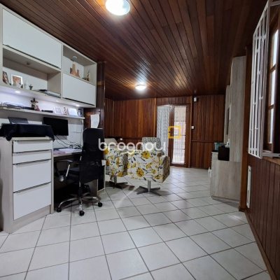 Casa com 75m², 3 quartos (sendo 1 suíte), 4 garagens, no bairro Ingleses do Rio Vermelho em Florianópolis