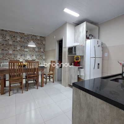 Casa com 75m², 3 quartos (sendo 1 suíte), 4 garagens, no bairro Ingleses do Rio Vermelho em Florianópolis