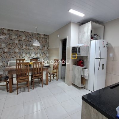 Casa com 75m², 3 quartos (sendo 1 suíte), 4 garagens, no bairro Ingleses do Rio Vermelho em Florianópolis