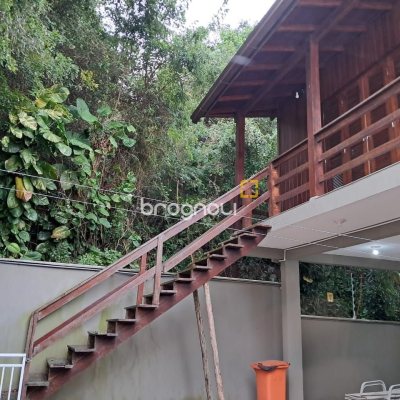 Casa com 75m², 3 quartos (sendo 1 suíte), 4 garagens, no bairro Ingleses do Rio Vermelho em Florianópolis