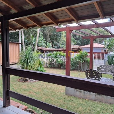 Casa com 75m², 3 quartos (sendo 1 suíte), 4 garagens, no bairro Ingleses do Rio Vermelho em Florianópolis