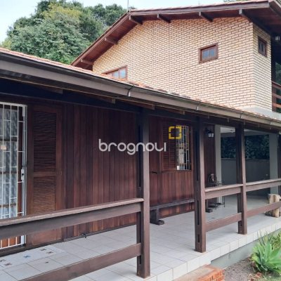 Casa com 75m², 3 quartos (sendo 1 suíte), 4 garagens, no bairro Ingleses do Rio Vermelho em Florianópolis