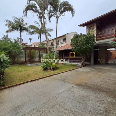 Casa com 75m², 3 quartos (sendo 1 suíte), 4 garagens, no bairro Ingleses do Rio Vermelho em Florianópolis