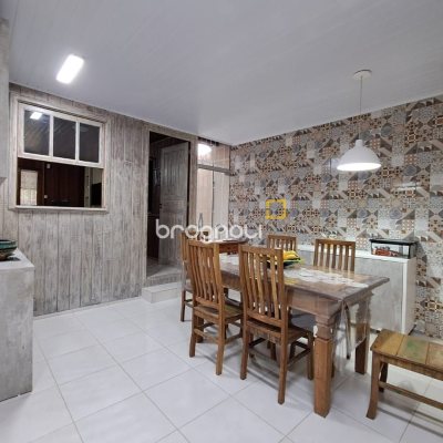 Casa com 75m², 3 quartos (sendo 1 suíte), 4 garagens, no bairro Ingleses do Rio Vermelho em Florianópolis