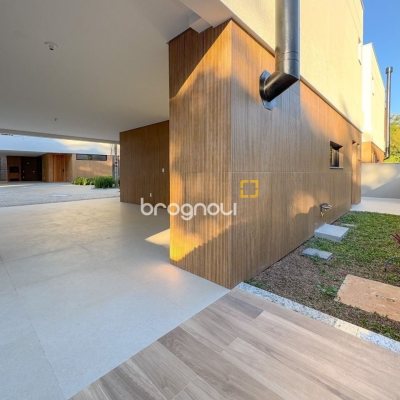 Casa de Condomínio com 230m², 3 quartos (sendo 3 suítes), 2 garagens, no bairro Cacupé em Florianópolis