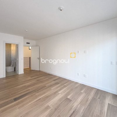 Casa de Condomínio com 230m², 3 quartos (sendo 3 suítes), 2 garagens, no bairro Cacupé em Florianópolis