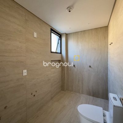Casa de Condomínio com 230m², 3 quartos (sendo 3 suítes), 2 garagens, no bairro Cacupé em Florianópolis
