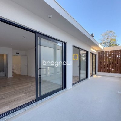 Casa de Condomínio com 230m², 3 quartos (sendo 3 suítes), 2 garagens, no bairro Cacupé em Florianópolis