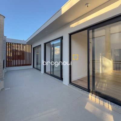 Casa de Condomínio com 230m², 3 quartos (sendo 3 suítes), 2 garagens, no bairro Cacupé em Florianópolis
