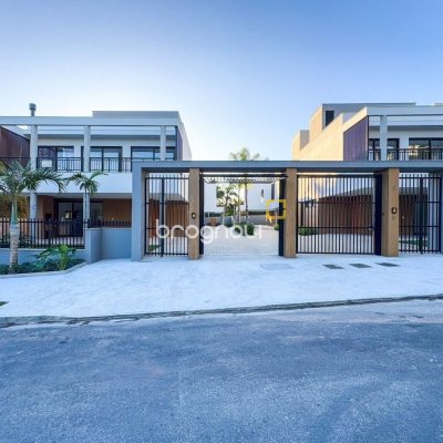 Casa de Condomínio com 230m², 3 quartos (sendo 3 suítes), 2 garagens, no bairro Cacupé em Florianópolis