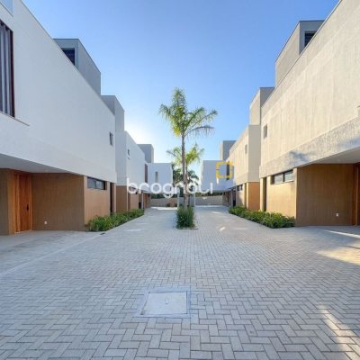 Casa de Condomínio com 230m², 3 quartos (sendo 3 suítes), 2 garagens, no bairro Cacupé em Florianópolis