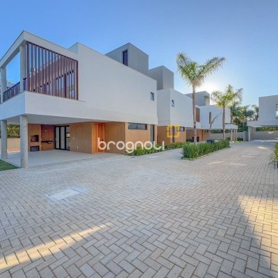 Casa de Condomínio com 230m², 3 quartos (sendo 3 suítes), 2 garagens, no bairro Cacupé em Florianópolis