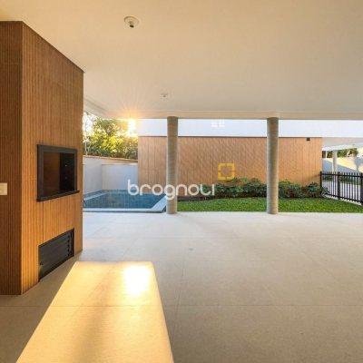 Casa de Condomínio com 230m², 3 quartos (sendo 3 suítes), 2 garagens, no bairro Cacupé em Florianópolis