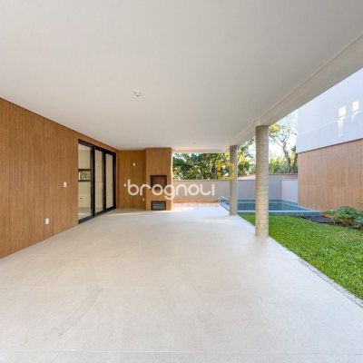 Casa de Condomínio com 230m², 3 quartos (sendo 3 suítes), 2 garagens, no bairro Cacupé em Florianópolis