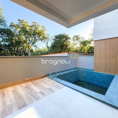 Casa de Condomínio com 230m², 3 quartos (sendo 3 suítes), 2 garagens, no bairro Cacupé em Florianópolis