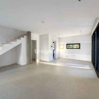 Casa de Condomínio com 230m², 3 quartos (sendo 3 suítes), 2 garagens, no bairro Cacupé em Florianópolis