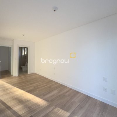 Casa de Condomínio com 230m², 3 quartos (sendo 3 suítes), 2 garagens, no bairro Cacupé em Florianópolis