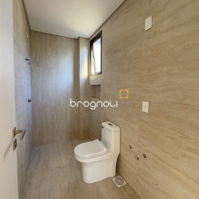 Casa de Condomínio com 230m², 3 quartos (sendo 3 suítes), 2 garagens, no bairro Cacupé em Florianópolis