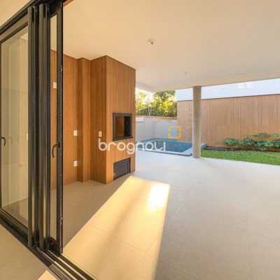 Casa de Condomínio com 230m², 3 quartos (sendo 3 suítes), 2 garagens, no bairro Cacupé em Florianópolis