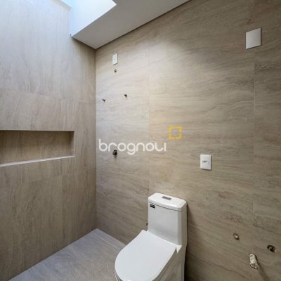 Casa de Condomínio com 230m², 3 quartos (sendo 3 suítes), 2 garagens, no bairro Cacupé em Florianópolis
