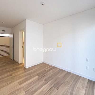 Casa de Condomínio com 230m², 3 quartos (sendo 3 suítes), 2 garagens, no bairro Cacupé em Florianópolis