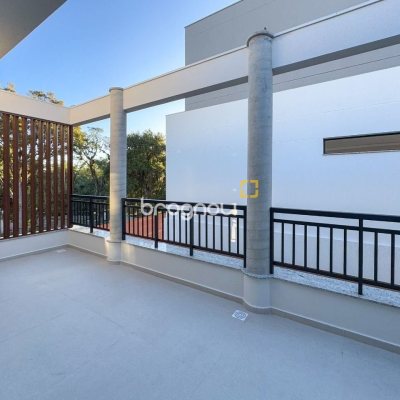Casa de Condomínio com 230m², 3 quartos (sendo 3 suítes), 2 garagens, no bairro Cacupé em Florianópolis