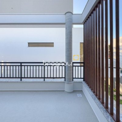 Casa de Condomínio com 230m², 3 quartos (sendo 3 suítes), 2 garagens, no bairro Cacupé em Florianópolis