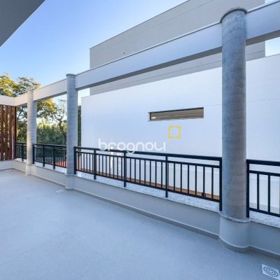Casa de Condomínio com 230m², 3 quartos (sendo 3 suítes), 2 garagens, no bairro Cacupé em Florianópolis