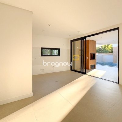 Casa de Condomínio com 230m², 3 quartos (sendo 3 suítes), 2 garagens, no bairro Cacupé em Florianópolis
