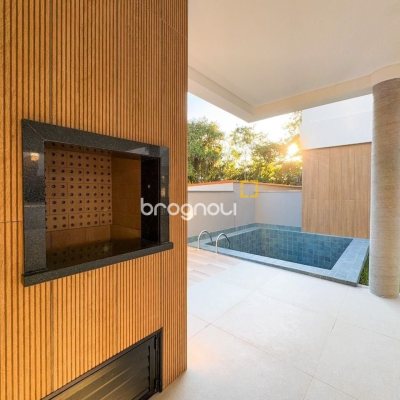 Casa de Condomínio com 230m², 3 quartos (sendo 3 suítes), 2 garagens, no bairro Cacupé em Florianópolis