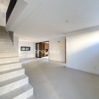 Casa de Condomínio com 230m², 3 quartos (sendo 3 suítes), 2 garagens, no bairro Cacupé em Florianópolis
