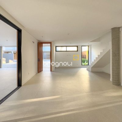 Casa de Condomínio com 230m², 3 quartos (sendo 3 suítes), 2 garagens, no bairro Cacupé em Florianópolis