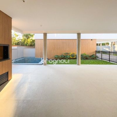 Casa de Condomínio com 230m², 3 quartos (sendo 3 suítes), 2 garagens, no bairro Cacupé em Florianópolis