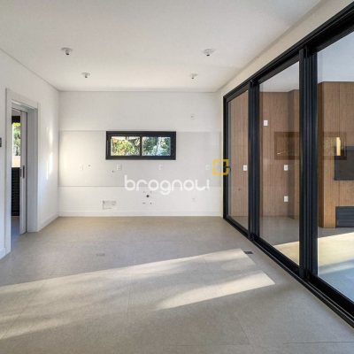 Casa de Condomínio com 230m², 3 quartos (sendo 3 suítes), 2 garagens, no bairro Cacupé em Florianópolis