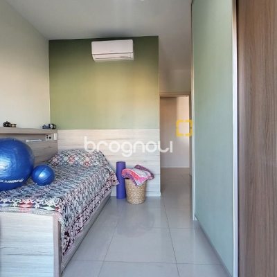 Apartamento com 94m², 2 quartos (sendo 2 suítes), 2 garagens, no bairro Coqueiros em Florianópolis