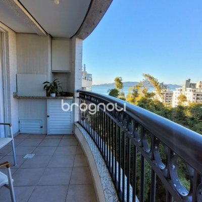 Apartamento com 94m², 2 quartos (sendo 2 suítes), 2 garagens, no bairro Coqueiros em Florianópolis