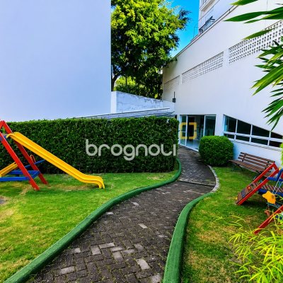 Apartamento com 94m², 2 quartos (sendo 2 suítes), 2 garagens, no bairro Coqueiros em Florianópolis