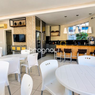 Apartamento com 94m², 2 quartos (sendo 2 suítes), 2 garagens, no bairro Coqueiros em Florianópolis