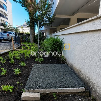 Apartamento com 94m², 2 quartos (sendo 2 suítes), 2 garagens, no bairro Coqueiros em Florianópolis