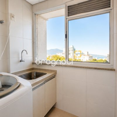 Apartamento com 94m², 2 quartos (sendo 2 suítes), 2 garagens, no bairro Coqueiros em Florianópolis