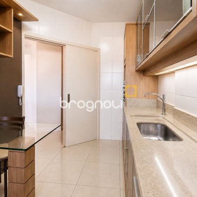 Apartamento com 94m², 2 quartos (sendo 2 suítes), 2 garagens, no bairro Coqueiros em Florianópolis