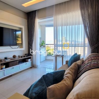 Apartamento com 94m², 2 quartos (sendo 2 suítes), 2 garagens, no bairro Coqueiros em Florianópolis