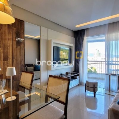 Apartamento com 94m², 2 quartos (sendo 2 suítes), 2 garagens, no bairro Coqueiros em Florianópolis