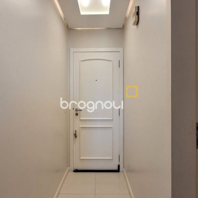 Apartamento com 94m², 2 quartos (sendo 2 suítes), 2 garagens, no bairro Coqueiros em Florianópolis