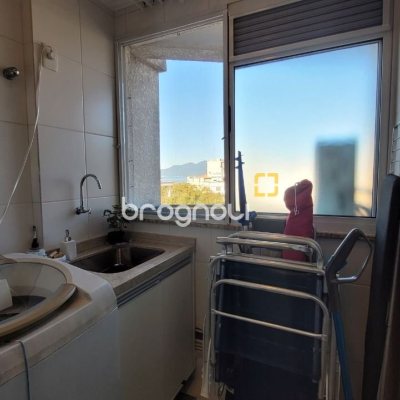 Apartamento com 94m², 2 quartos (sendo 2 suítes), 2 garagens, no bairro Coqueiros em Florianópolis