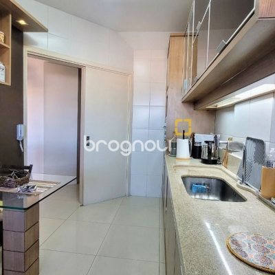 Apartamento com 94m², 2 quartos (sendo 2 suítes), 2 garagens, no bairro Coqueiros em Florianópolis