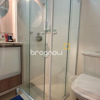 Apartamento com 94m², 2 quartos (sendo 2 suítes), 2 garagens, no bairro Coqueiros em Florianópolis