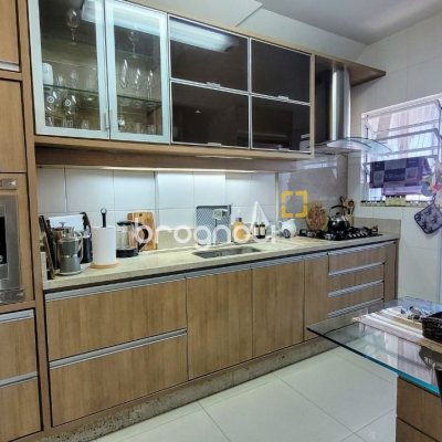 Apartamento com 94m², 2 quartos (sendo 2 suítes), 2 garagens, no bairro Coqueiros em Florianópolis