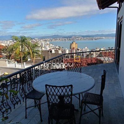 Casa com 269m², 4 quartos (sendo 4 suítes), 4 garagens, no bairro Centro em Florianópolis