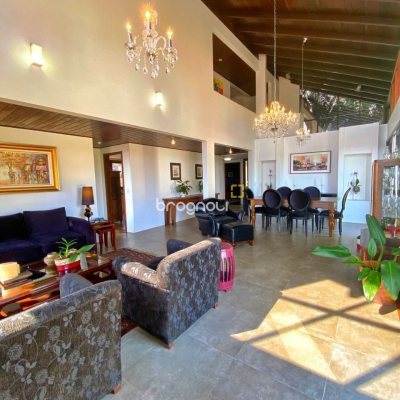 Casa com 269m², 4 quartos (sendo 4 suítes), 4 garagens, no bairro Centro em Florianópolis